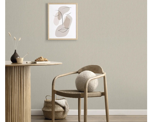 Příklad uspořádání s tapetou na zdi, dřevěným stolem a židlí