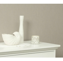 Dekorativní prvky na komodě před tapetou