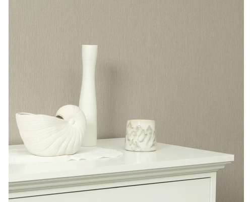 Dekorativní prvky na komodě před tapetou