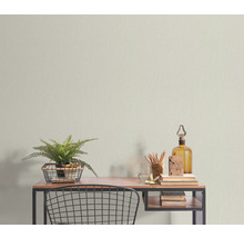 Psací stůl s dekorací a textilní tapetou v pozadí