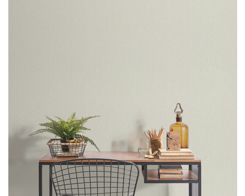 Psací stůl s dekorací a textilní tapetou v pozadí