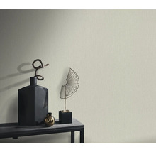 Detail světlé vliesové tapety s jemnou strukturou