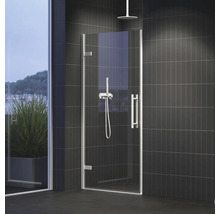 Sprchový kout se skleněnými dveřmi a baterií v moderní koupelně