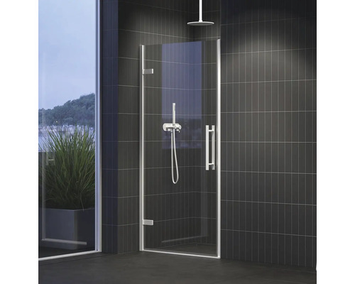 Sprchový kout se skleněnými dveřmi a baterií v moderní koupelně