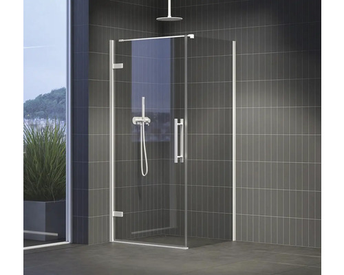 Sprchový kout walk-in s hlavovou sprchou a armaturou v moderně zařízené koupelně.