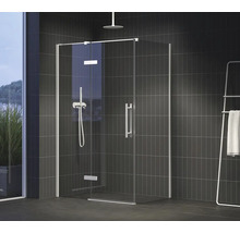 Sprchový kout se skleněnými stěnami, armaturou a držákem na ručníky v koupelně