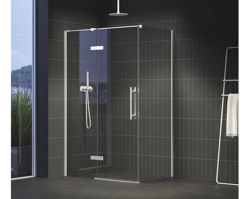 Sprchový kout se skleněnými stěnami, armaturou a držákem na ručníky v koupelně