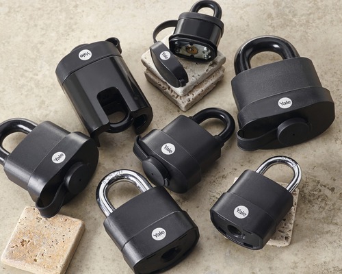 Různé visací zámky Yale