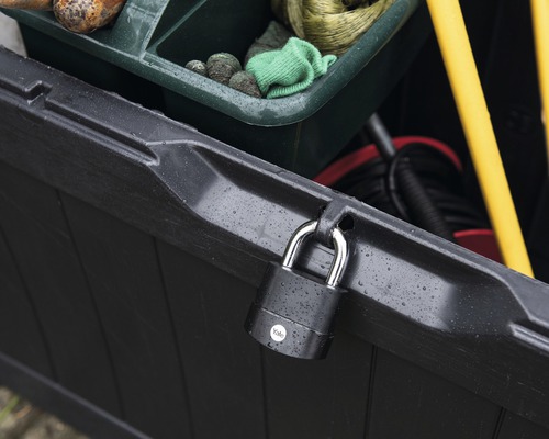 Zahradní truhla s visacím zámkem a zahradním příslušenstvím