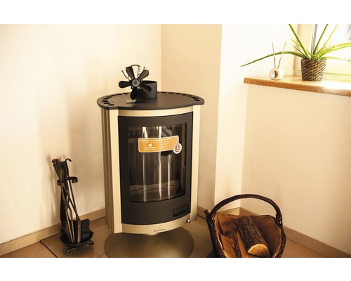 Krbová kamna s ventilátorem, krbovým nářadím a košem na dřevo ve světlé místnosti