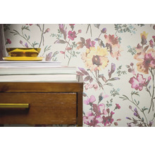 Detailní pohled na tapetu s květinovým vzorem vedle nočního stolku