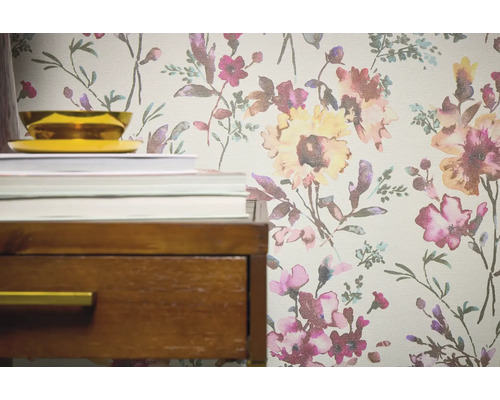 Detailní pohled na tapetu s květinovým vzorem vedle nočního stolku