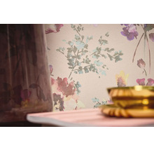 Detail květinové tapety s fragmentem vázy a zlatou mísou