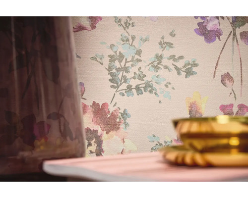 Detail květinové tapety s fragmentem vázy a zlatou mísou