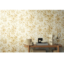 Stěna s květinovou tapetou a dekorací na polici