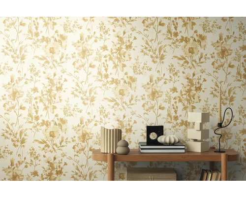 Stěna s květinovou tapetou a dekorací na polici