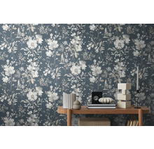 Dekorativní tapeta s květinovým vzorem v obývacím pokoji