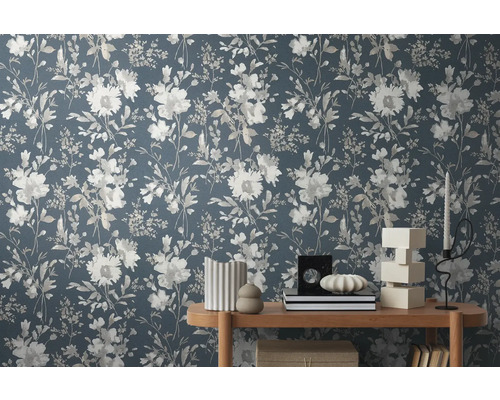 Dekorativní tapeta s květinovým vzorem v obývacím pokoji