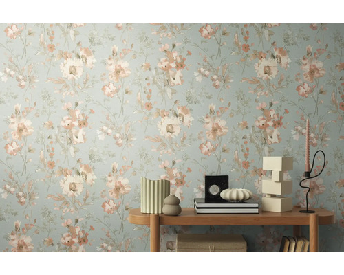 Detailní záběr stěny s květinovou tapetou a příručního stolku s dekorativními předměty.