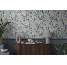 Dekorativní pokoj se vzorovanou tapetou, komodou a pokojovými rostlinami