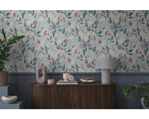 Dekorativní pokoj se vzorovanou tapetou, komodou a pokojovými rostlinami