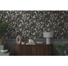 Dekorativní tapeta s květinovým vzorem ve stylovém obývacím pokoji