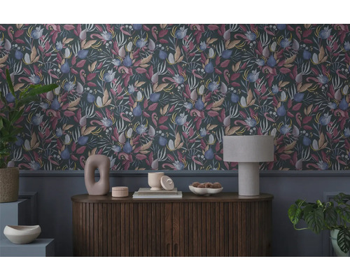 Dekorativní tapeta s květinovým vzorem nad komodou