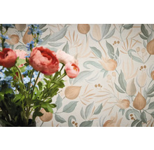 Dekorativní tapeta s květinovým vzorem a kyticí v popředí