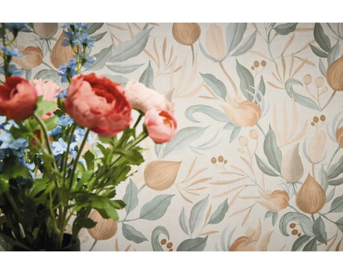 Dekorativní tapeta s květinovým vzorem a kyticí v popředí