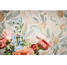 Květinová tapeta s květinovým vzorem za kyticí květin