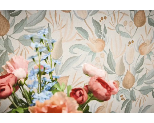 Květinová tapeta s květinovým vzorem za kyticí květin