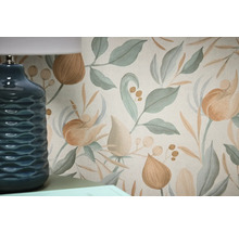 Detailní záběr květinové tapety s listy a květy vedle modré lampy