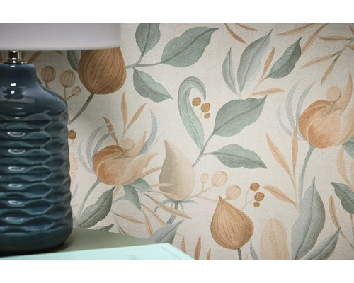 Detailní záběr květinové tapety s listy a květy vedle modré lampy