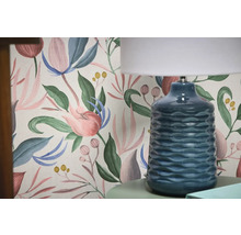 Dekorativní tapeta s květinovým vzorem a stolní lampa