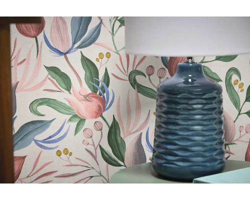 Dekorativní tapeta s květinovým vzorem a stolní lampa