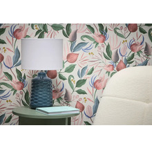 Scéna s květinovou tapetou, stolní lampou a odkládacím stolkem