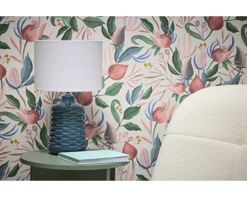 Scéna s květinovou tapetou, stolní lampou a odkládacím stolkem