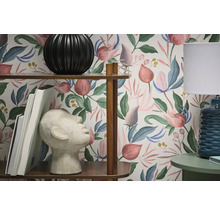 Pohled do místnosti s policí, stolní lampou a tapetou s rostlinným motivem