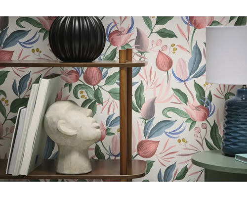 Pohled do místnosti s policí, stolní lampou a tapetou s rostlinným motivem