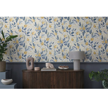 Pohled na pokoj s tapetou s květinovým vzorem a dřevěnou komodou s dekorativními předměty