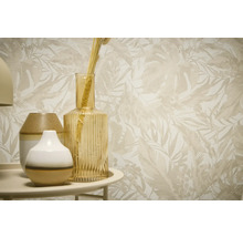 Dekorativní tapeta s rostlinným vzorem a vázy na stole