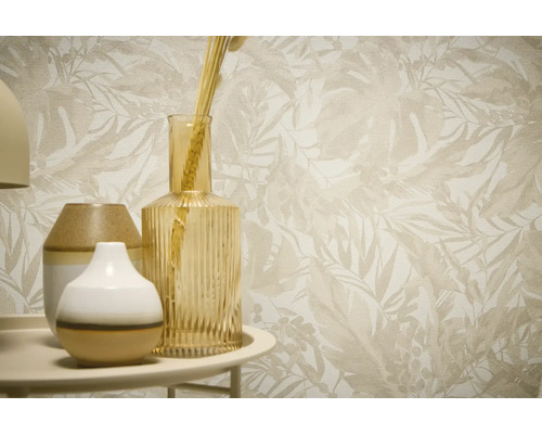 Dekorativní tapeta s rostlinným vzorem a vázy na stole