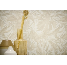 Vzorovaná tapeta s vázami a trávami v interiéru