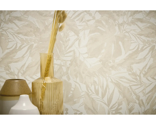 Vzorovaná tapeta s vázami a trávami v interiéru