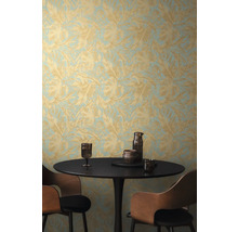 Scéna se stolem, židlemi a stěnou s tapetou s listovým vzorem.