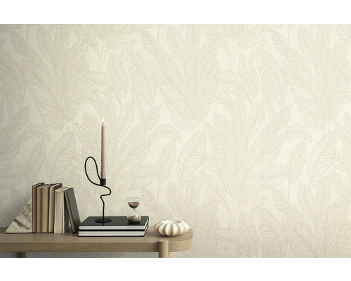 Stěna s tapetou se vzorem listů, zdobená knihami, svíčkou a přesýpacími hodinami na stole.