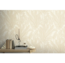 Detail stěny s tapetou se vzorem listů