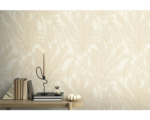 Detail stěny s tapetou se vzorem listů