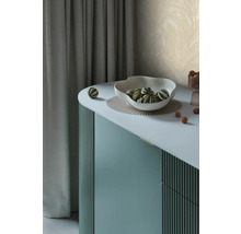 Dekorativní příborník s mísou a zeleno-pruhovanými koulemi na podložce.