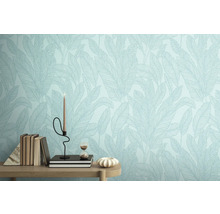 Detail stěny s tapetou se vzorem listů